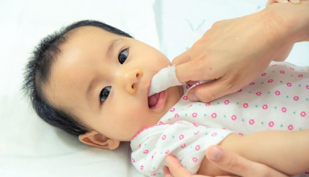 Intip Yuk Cara Menggosok Gigi dan Mulut Pada Bayi Dengan Benar!